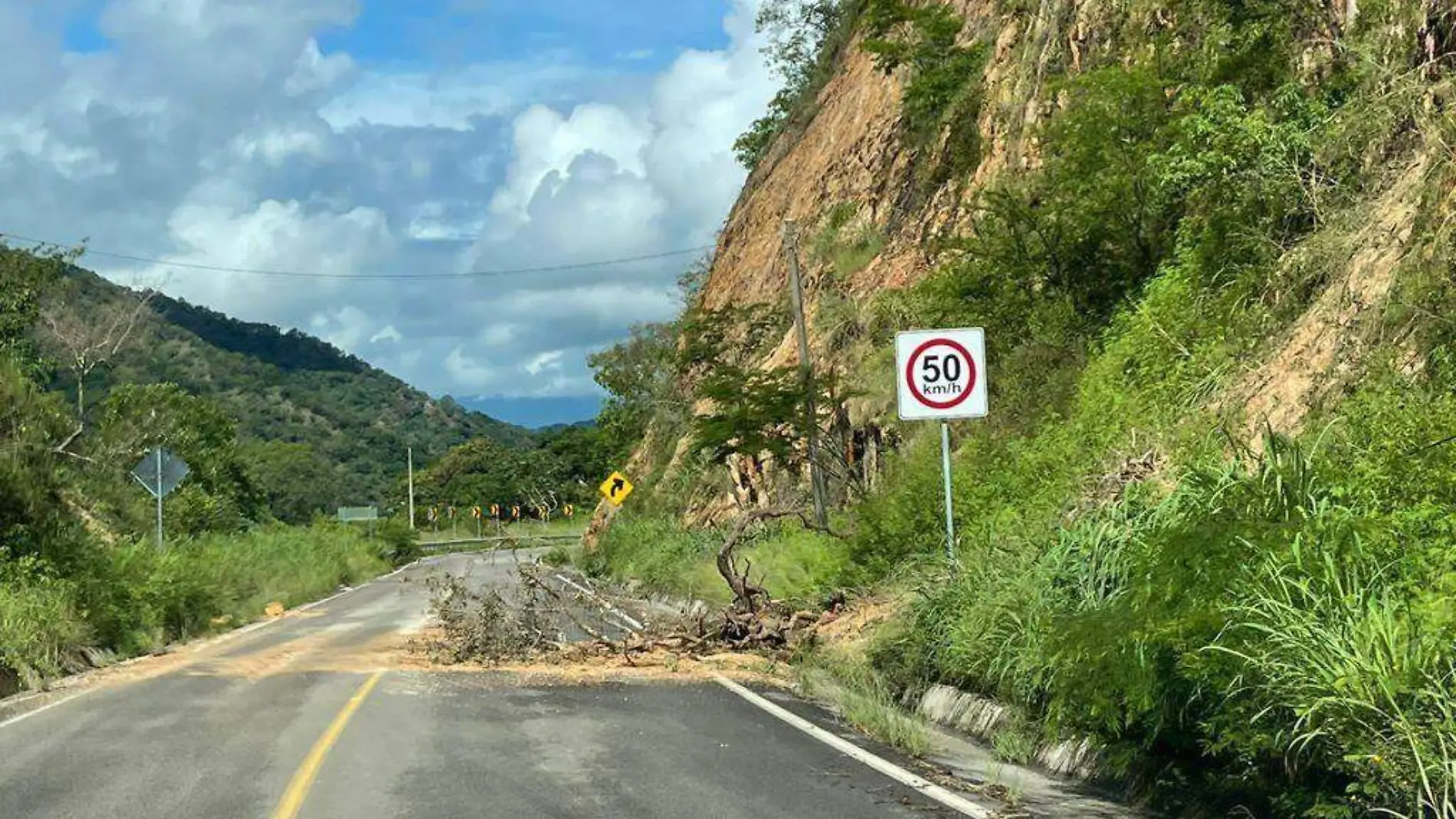 Retiran tierra y piedras